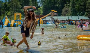 guy walking slack line at slack-librium workshop during mountain music festival 2017 at ace adventure resort at wonderland waterpark